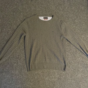 Kabelstickad tröja - Inga defekter 