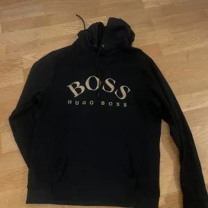 Hugo boss hoddie -  Hugo boss hoddie i fint skick storlek M men liten i storlek 