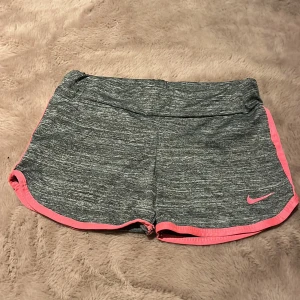 Nike shorts  - Dom är grå med rosa kant och Nike märke