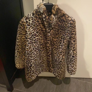 Leopard mönstrad kappa - Fin leopard mönstrad kappa som är tyvärr för liten men använd ett fåtal gånger 🐆💕