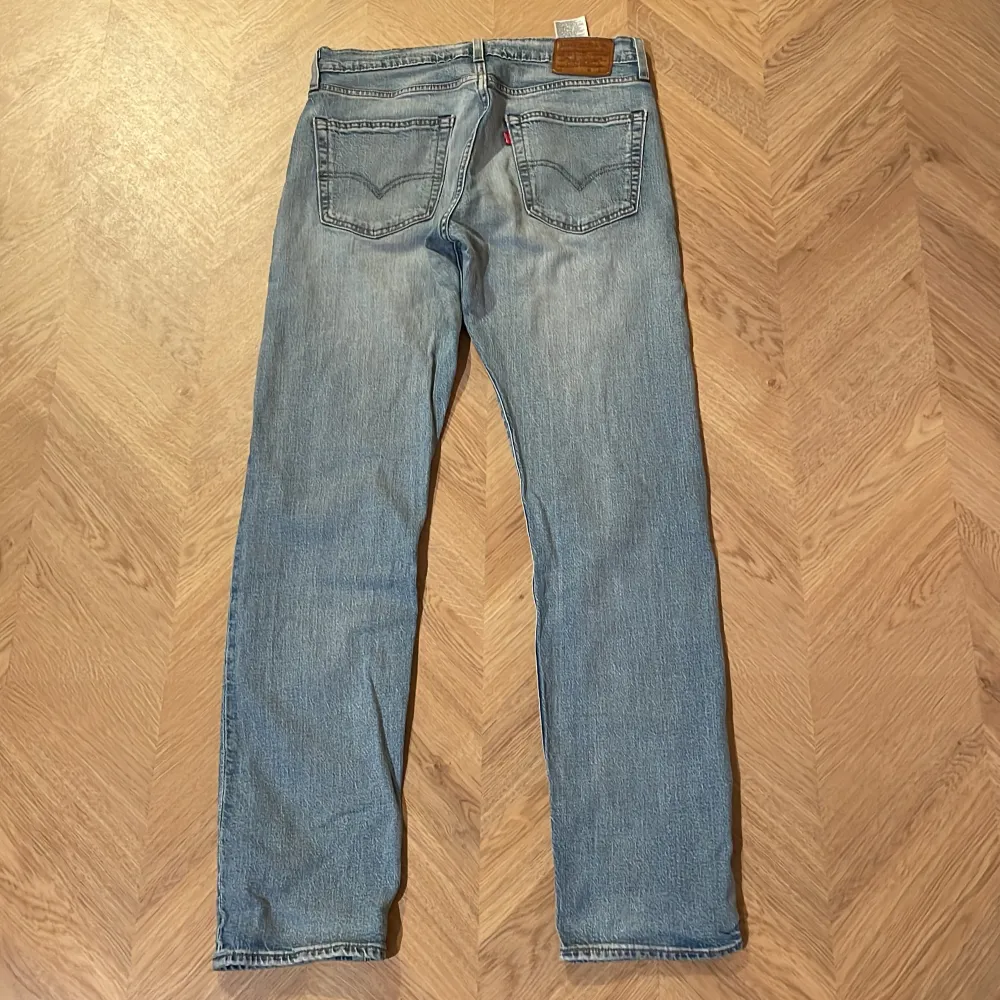 Ljusblåa Levis jeans i bra skick, storlek W31 L34. Jeans & Byxor.