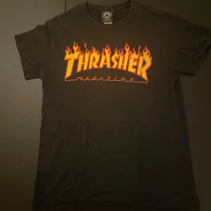 Thrasher tisha  - En svart klassiks thrasher tröja köpt på blue Tomato i Berlin. Den är lite använd men är ändå i bra skick.
