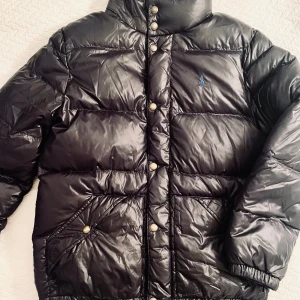 Ralph Lauren Jacka  - Svart Ralph Lauren-vinterjacka i mkt fint skick!  