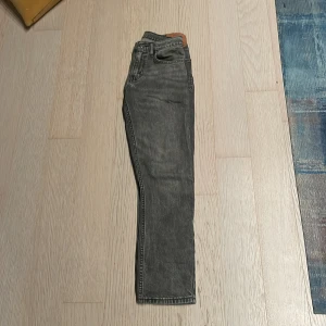 Levis 502 - Levis jeans i riktigt fint skick. Storlek w28 L32. Byxorna är inte speciellt använda pga passade inte så bra på mig. Men säljer nu för att dem är för små. Priset är ej hugg i Sten. Har ni frågor så fråga på. 