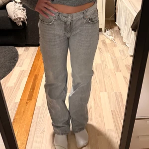 Jeans - Säljer dessa jättesnygga lågmidjade jeansen från Gina Tricot 🤍 Mycket bra skick
