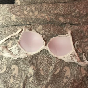 Splitny bh - Köpte för kanske en månad sen men inspg jag köpte fel storlek då den va förliren, från cubus nypris runt 250 - 300 tror jag ni kan också kolla online