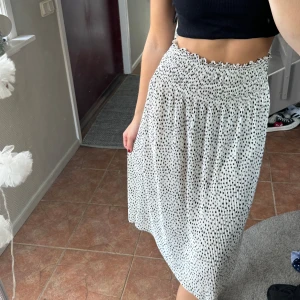 Prickig satinkjol - Ribbad kjol i satin från Gina tricot 