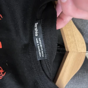 Jätte fin bershka topp🐉❤️ - Inte använd många gånger, väl omhändertagen. Storleken är XS.