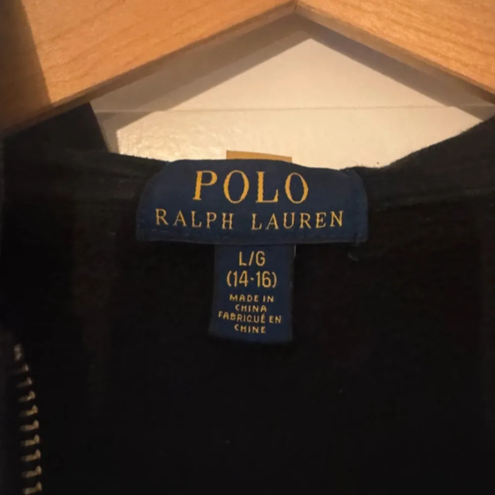 Intressekoll på denna riktigt snygga Ralph Lauren zippen. Tröjan är i bra skick och i storlek 14 - 16 / Large i barnstorlek. Kom med pris du skulle kunna betala för denna och var inte rädd för att skriva frågor.. Hoodies.