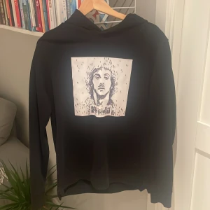 Limitato hoodie! - Tja! Säljer denna feta limitato tröja i finfint skick! Använd Max 5 gånger, köpt på NK för 3000 för 2 år sedan och har mest legat i garderoben sen dess. Har ni frågor är det bara att skriva! Allt gott! /T