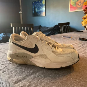 Nike Air Max - Säljer ett par Nike Air Max för att de har blivit för små. Skorna är bra skicka med några få brister men fungerar som vanligt. Inga sulor i skorna.