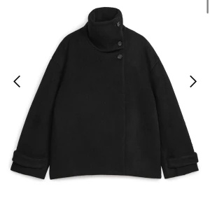 Arket kappa  - Säljer min superfina korta kappa ifrån Arket. Vid fler frågor är det bara att skriva. Den har ett hål inuti jackan vid armen, men det är inget som syns alls eller stör. 🥰
