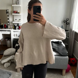 Stickad tröja - Stickad tröja från bershka som har blivit lite nopprig och som inte längre kommer till användning 