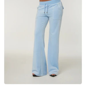 Juicy couture byxor  - Säljer mina Juicy Couture byxor eftersom jag aldrig använder dom länge o gillar inte färgen ❤️ Dom e lite smutsiga nere, skriv privat för mer bilder ☺️