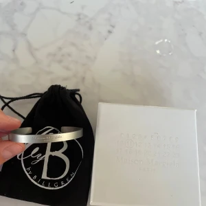 Maison margiela armband - Säljer nu detta feta armbandet från Maison margiela, det är i sjukt bra skick skulle säga 9/10, armbandet är onesize då det är böjbart, släpper för endast 699 men priset kan diskuteras ytterligare litegrann🤝 Allt gott, mvh Noah