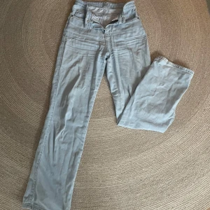 Jeans - Ljus blå jeans från madlady.   ❌OBS, jeansen är sönder i gylfen och på ett annat ställe som visas på bilderna. Annars är dom i fint skick!!