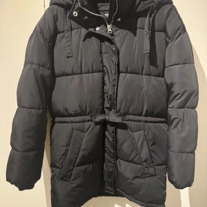 Så snygg och skön vinterjacka  - Snygg och så varm vinterjacka från Bikbok, band i midjan som ger så fin figur  Använd ett fåtal gånger så inga tecken på användning!  Nypris runt 700 Storlek XS men rymlig så passar även S och M. 