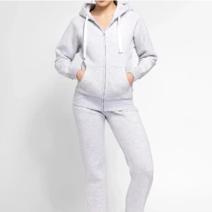 Russemerch sett - Säljer detta jätte fina gråa sett från russemerch, storlek S. Endast testat och lapparna sitter kvar. Säljer åt en kompis då det tyvärr blev fel storlek och hon inte kan skicka tillbaka, skriv för fler bilder eller vid frågor💕💕Köpt för 1250