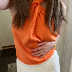 Orange topp - Säljer denna jättefina toppen, köpt på Mq och är använd ca 2 gånger. Nypris är 599. Skriv för intresse!💋