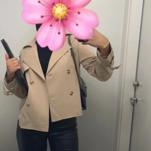 Kort Trenchkort - Säljer denna fina trenchcoat i fint skick