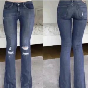 Lågmidjade Levis jeans  - Ett par lågmidjade Levis jeans som jag köpt här på plick. Använder inte så ofta tyvärr så säljer därför. Innerbenslängd: 75cm Midjemått kant-kant:33 cm🥰🥰