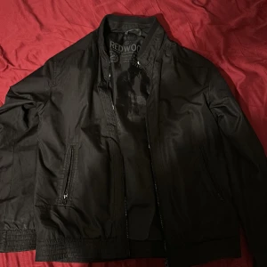 Windbreaker - Säljer en väldigt skön vindjacka från reseprogram som har blivit för liten för mig. Jackan är sparsamt använd med inga defekter och är en jacka lite bättre för höst.