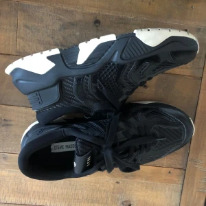 Steve Madden  - Snygga kraftiga sneakers, lite använda st 40