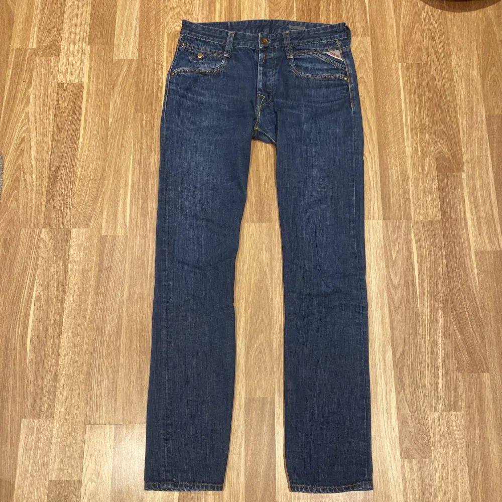 Säljer ett par snygga jeans från replay. Storleken är 31/34 men tyvärr kommer jag inte ihåg modellen men skulle gissa på att det är en lite äldre modell. Passformen är lite breda men inte så värst. Hör av er vid frågor och funderingar ☺️.. Jeans & Byxor.