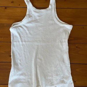 Vitt linne - Fin vit tank top. Inga defekter. Storlek 36, skriv om du har fler frågor eller funderingar kring priset!💕💕🎽