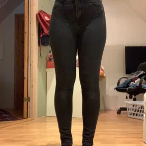 Svarta jeans - Använda svarta jeans från H&M i storlek 38. Har ett litet håll i ena bakfickan (bild 5). Framfickorna är bara dekoration och går inte att använda. Annars bra kvalitet. 