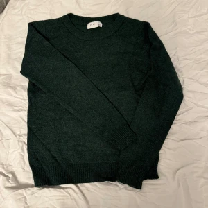 Vila tröja - Jättefin mörkgrön tröja från vila💕använt fåtal gånger men inga tecken på användning ser ut som ny💞💞