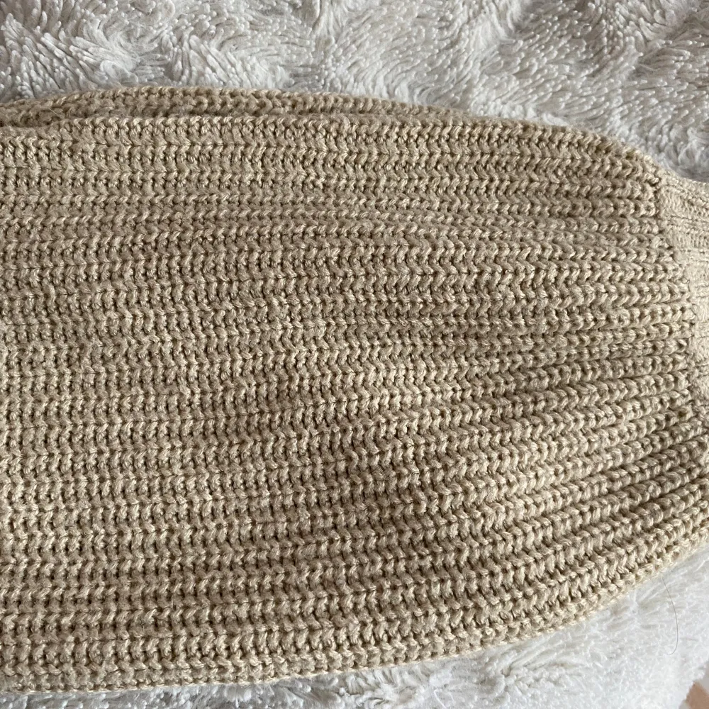 Säljer en superfin beige stickad tröja från Gina Tricot. Den har en snygg offshoulder-design och är perfekt för höst och vinter. Tröjan är i storlek S och är riktigt mysig och varm. Ytterst knottrig. Perfekt för att hålla stilen när det blir kallare ute! 🍂✨. Neuleet.