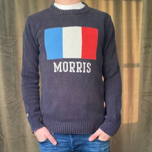 Morris - stickad tröja  - Tja! Säljer denna feta stickade Morris tröja! Färgen är mörkblå! Vid minsta fråga eller fundering hör av er 🤝