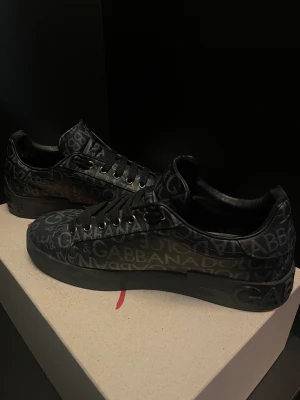 Dolce Gabbana Sneakers - Dolce Gabbana Portofino Sneakers. Använda ett kort tag, är i mycket bra skick! Köpta på Miinto, box och påse finns. nypris ca 7400:-. Skriv vid övriga frågor.