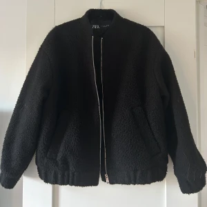 Jacka från Zara - Säljer denna superfina jacka från Zara. Köpte förra vintern, mycket bra skick! 💞🥰