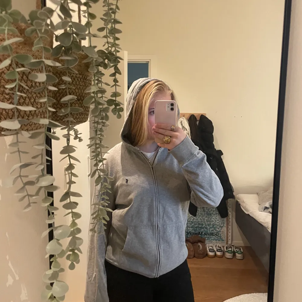 Säljer min Ralph lauren hoodie med dragkedja 🙌 Nypris 1200kr säljer för 350kr då den har lite defekter, man kan se de på de två sista bilderna 🥰. Tröjor & Koftor.