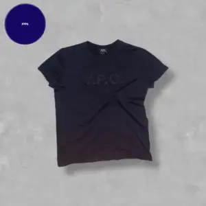 Säljer nu denna grymt snygga T-shirten från A. P. C ! Tröjan är i princip nyskick, utan defekter. | Storlek M. | Nypris: 1250kr. |Skriv vid funderingar!