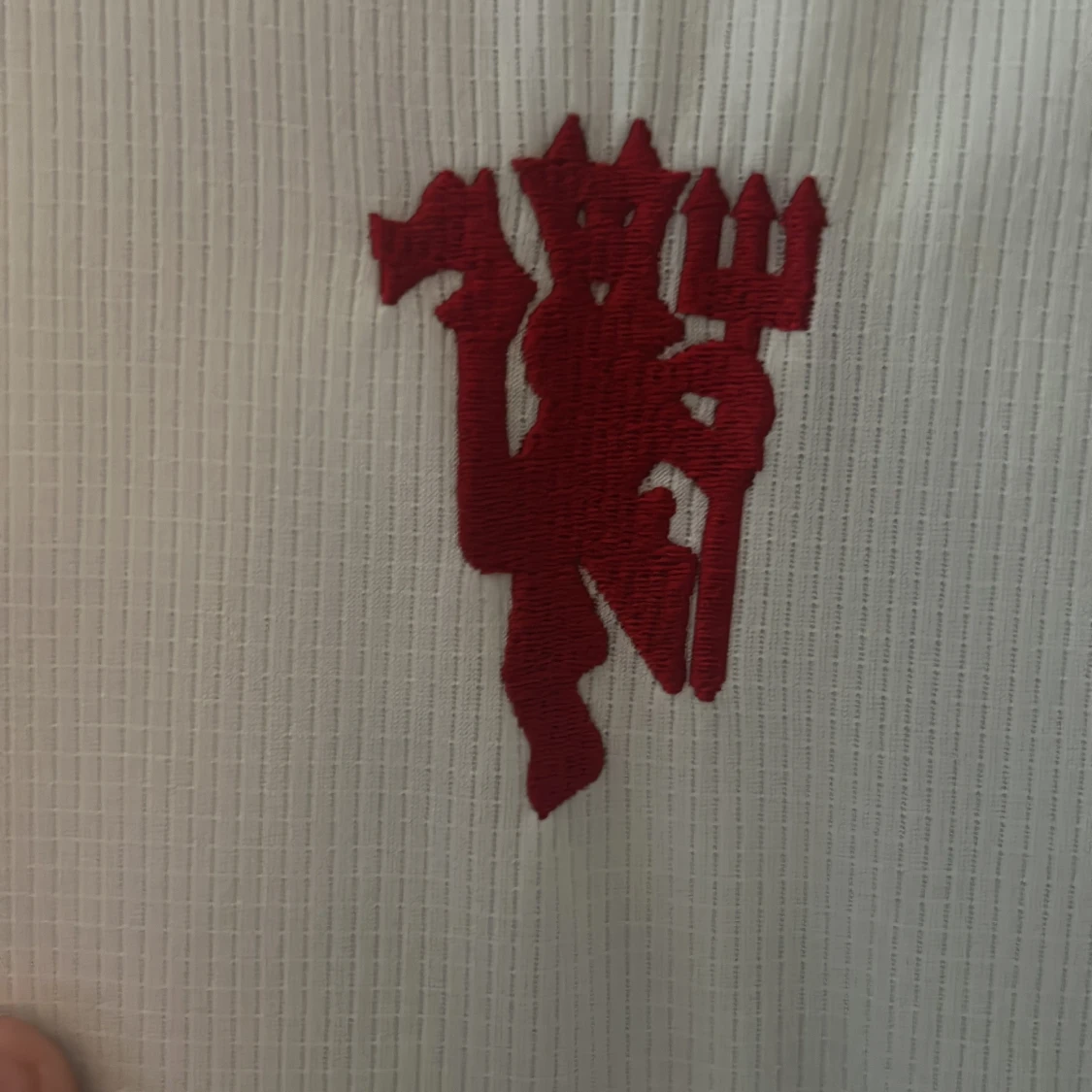 Vit fotbollströja med röd logga - 1