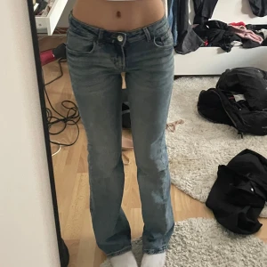 lågmidjade bootcut jeans - lågmidjade bootcut jeans. dem är i strl 36 men passar bra på 34 & 32. ops dem har gått sönder i skrevet, men jag har lämnat in dem och fått det fixat. det syns på insidan av byxorna men inte på utsidan. syns ingenting när man har dem på sig osv