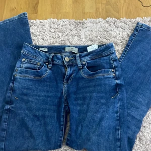 Ltb valerie jeans  - Säljer dessa ltb valerie jeans, säljer dem pga dem inte passar. Midje måttet är ungefär 37 cm och innebensmåttet är ungefär 73 cm, de har inga defekter eller sånt