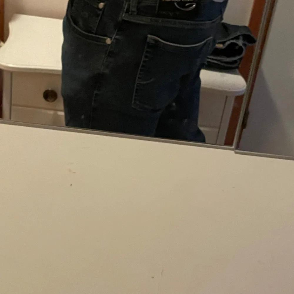 Ett oar Jacob cohén 622 jeans det står att dem är storlek 38. Jag är 80kg och 182cm och dem passar mig bra i långden men en bitt brett runt midjan. Dem passar slim och är nästan oanvända. Jeans & Byxor.