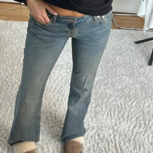 Lågmidjade bootcut  - storlek 30/34, motsvarar en 38. Nypris 600kr