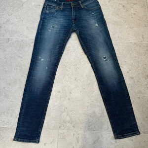 Blåa Jack & Jones jeans med slitningar. - Jack & Jones jeans i mycket bra skick med snygga slitningar för en trendig look. De är märkta som skinny men sitter mer som slim fit. Jag har bilder som visar passformen, så tveka inte att höra av dig om du har några frågor eller vill se fler detalje