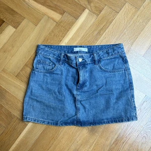Jeanskjol lågmidjad från mango. Blå jeansfärg. Storlek S. - Storleken är ganska stor, för stor för mig.  Fint skick.