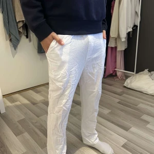 Vita Linnebyxor - Använd och tvättad 1 gång, för liten så tänker att det är bättre o sälja den. Storlek M men liten i storleken, väldigt sköna o snygga