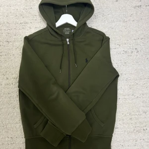 Ralph lauren kofta  - Säljer en Ralph lauren kofta använt cirka 5 gånger inga större problem med koftan alls ser ut o vara ny, för ett bra pris 