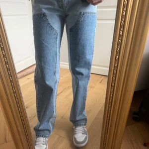 Levis jeans - Raka Levis jeans.  I 90talsstil med paneler och tvättad finish. Aldrig använda, endast testade. Storlek 24/32 Nypris 1099kr, mitt pris 700 inkl spårbar frakt. 