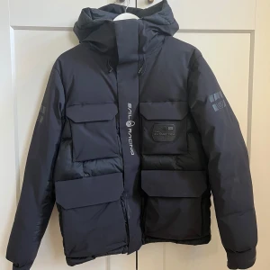Sail racing glacier jacka - Sail racing glacier jacka storlek S men passar även M några små enstaka fel ser ni på bilderna. köpt för 8000kr säljs för 3500 Herr modell. 