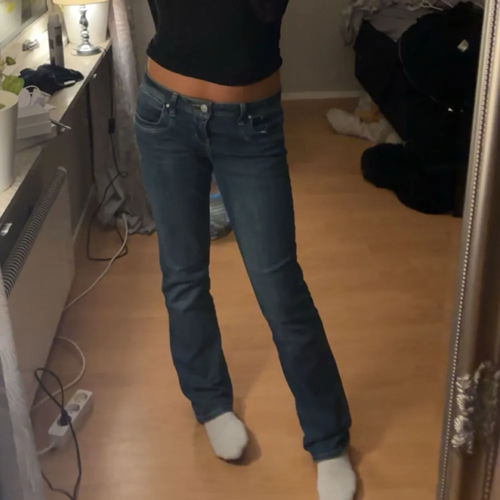 Säljer mina LTB jeans då dom aldrig kommer till användning,endast använt dom två gånger. Dom är i storlek 29/32 och passar mig bra som har storlek 36 och 38 i jeans. Dom är i modellen valerie,pris kan diskuteras vid snabb affär. Jeans & Byxor.