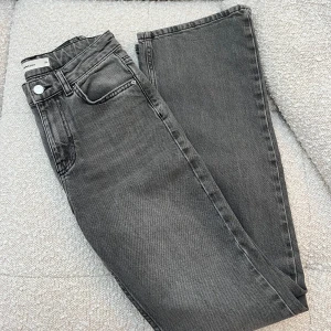 Gråa Jeans - Gråa Low Wais Jeans ifrån Gina tricot! Köpta av en annan tjej, men säljer pågrund av att de inte passade mig. De är i mycket bra skick, storlek 32🤍